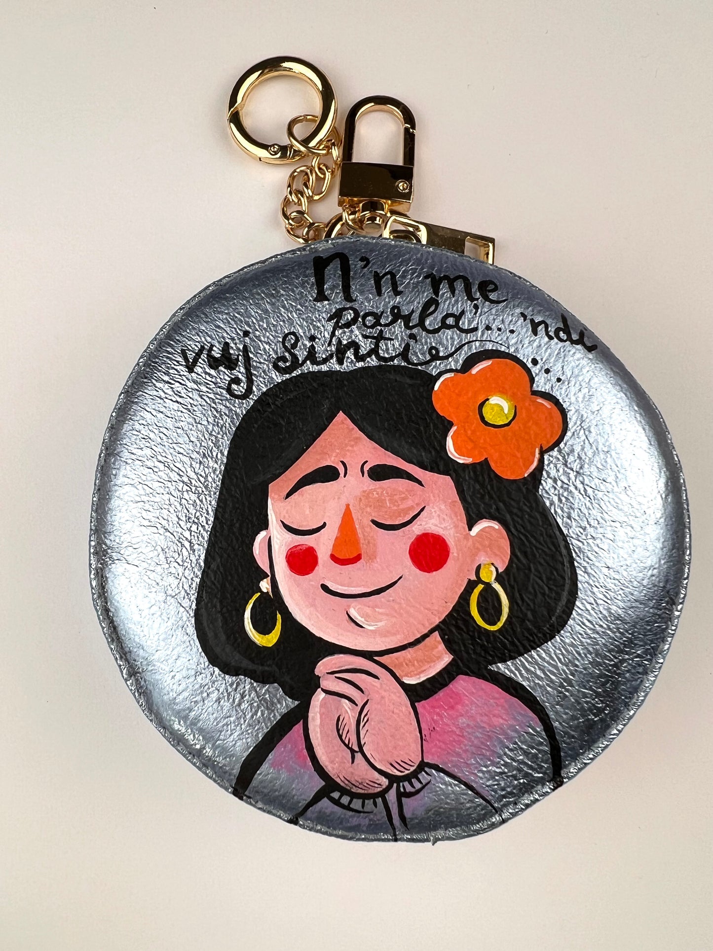 Charm in pelle dipinto a mano “Ndi vuj sintì”