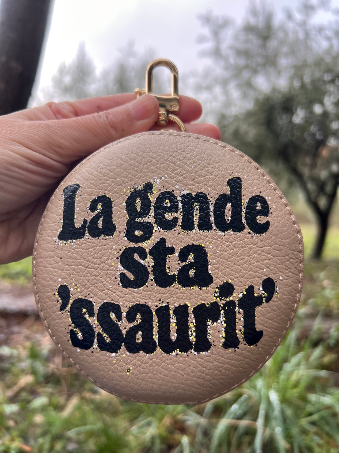 Charm/portamonete in pelle “La gende sta ‘ssaurit’”