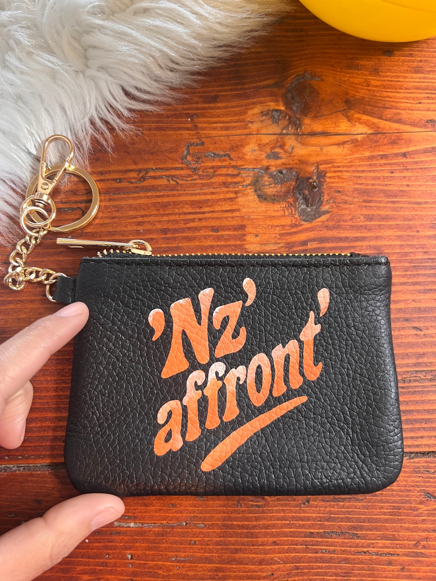 Pouch portamonete in pelle dipinta a mano “‘Nz’ Affront’”