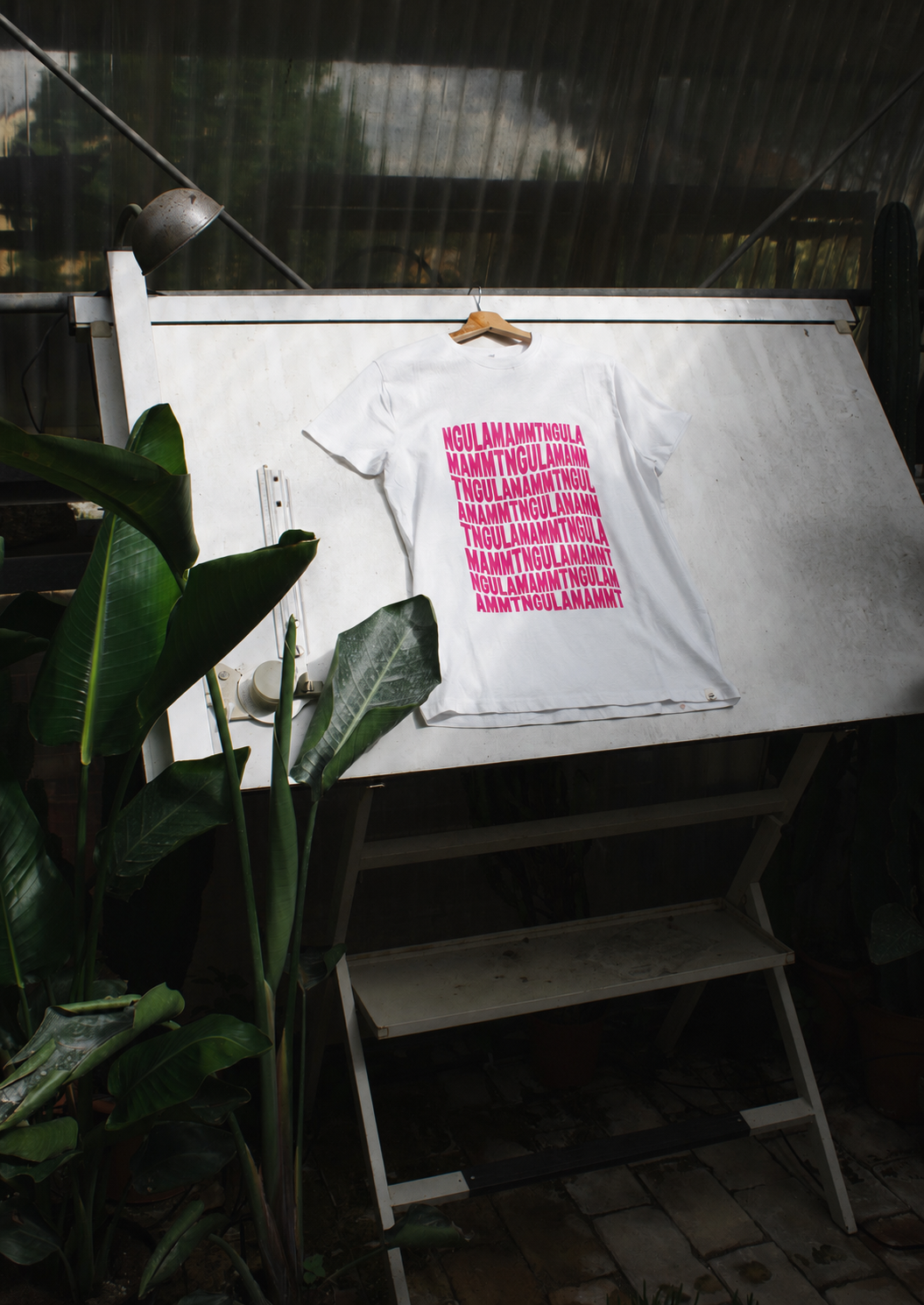 T-shirt “NGULAMAMMT” scritta fuxia