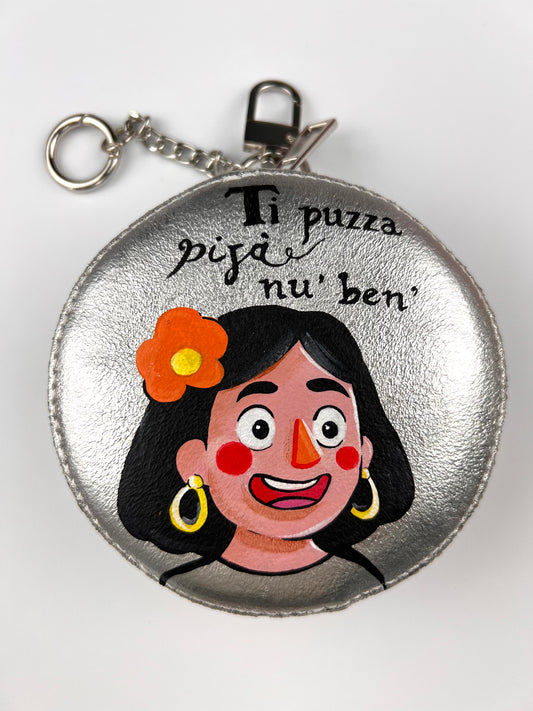 Charm in pelle dipinto a mano “Ti puzza pija nu ben’”