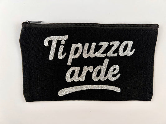 Pochette nera “Ti puzza arde” scritta glitter argento