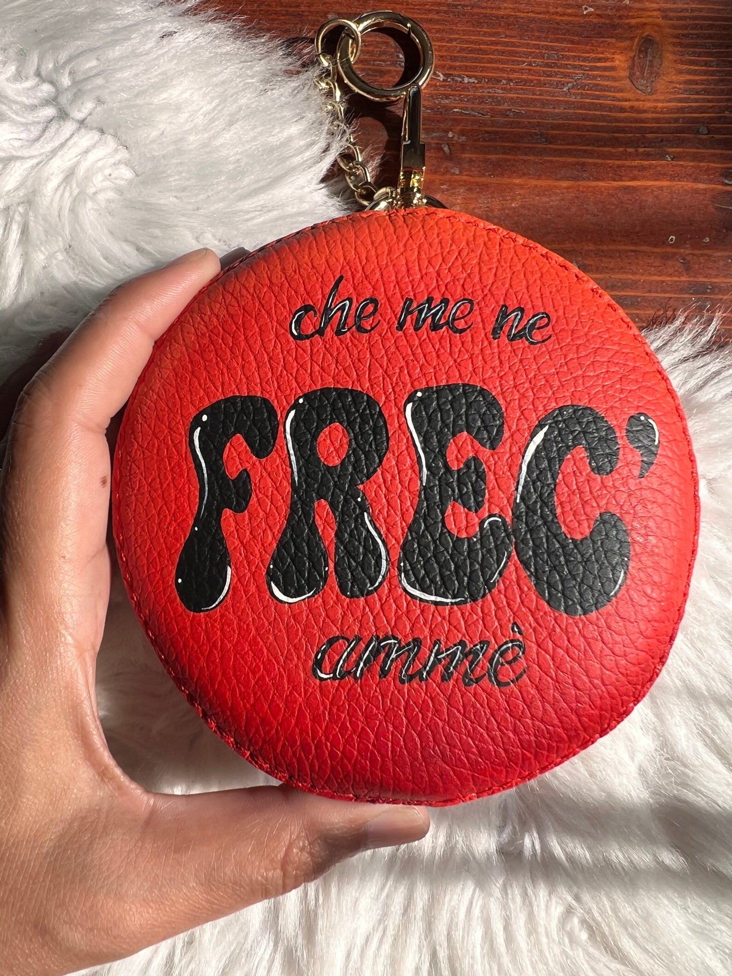 Charm/portamonete in pelle dipinto a mano “Che me ne frec’ ammè” rosso