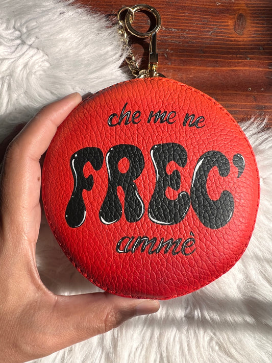 Charm/portamonete in pelle dipinto a mano “Che me ne frec’ ammè” rosso
