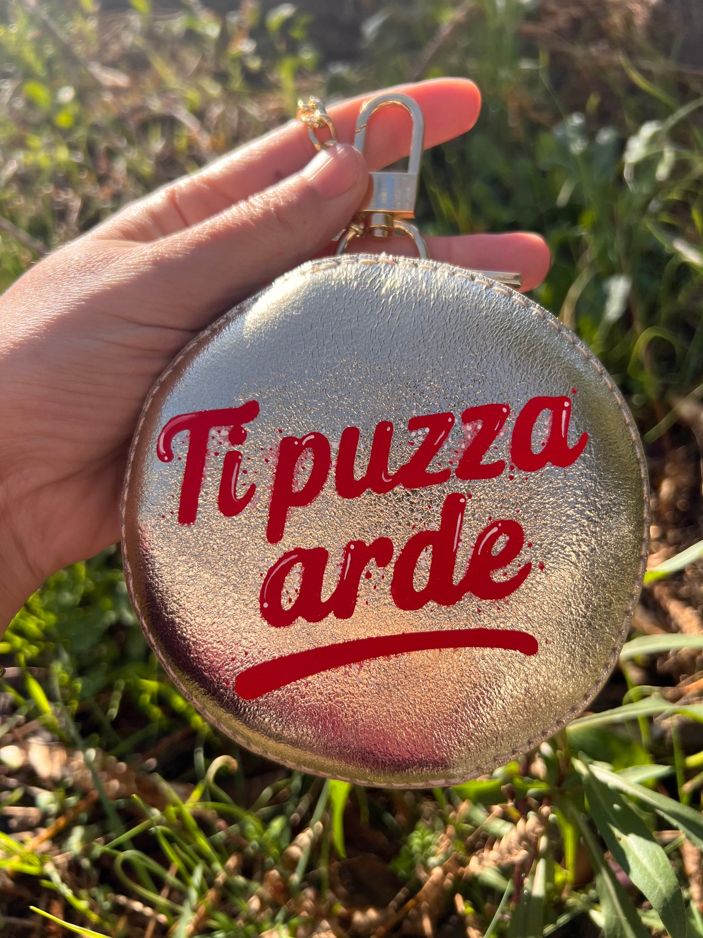 Charm in pelle dipinti a mano oro “Ti puzza arde”