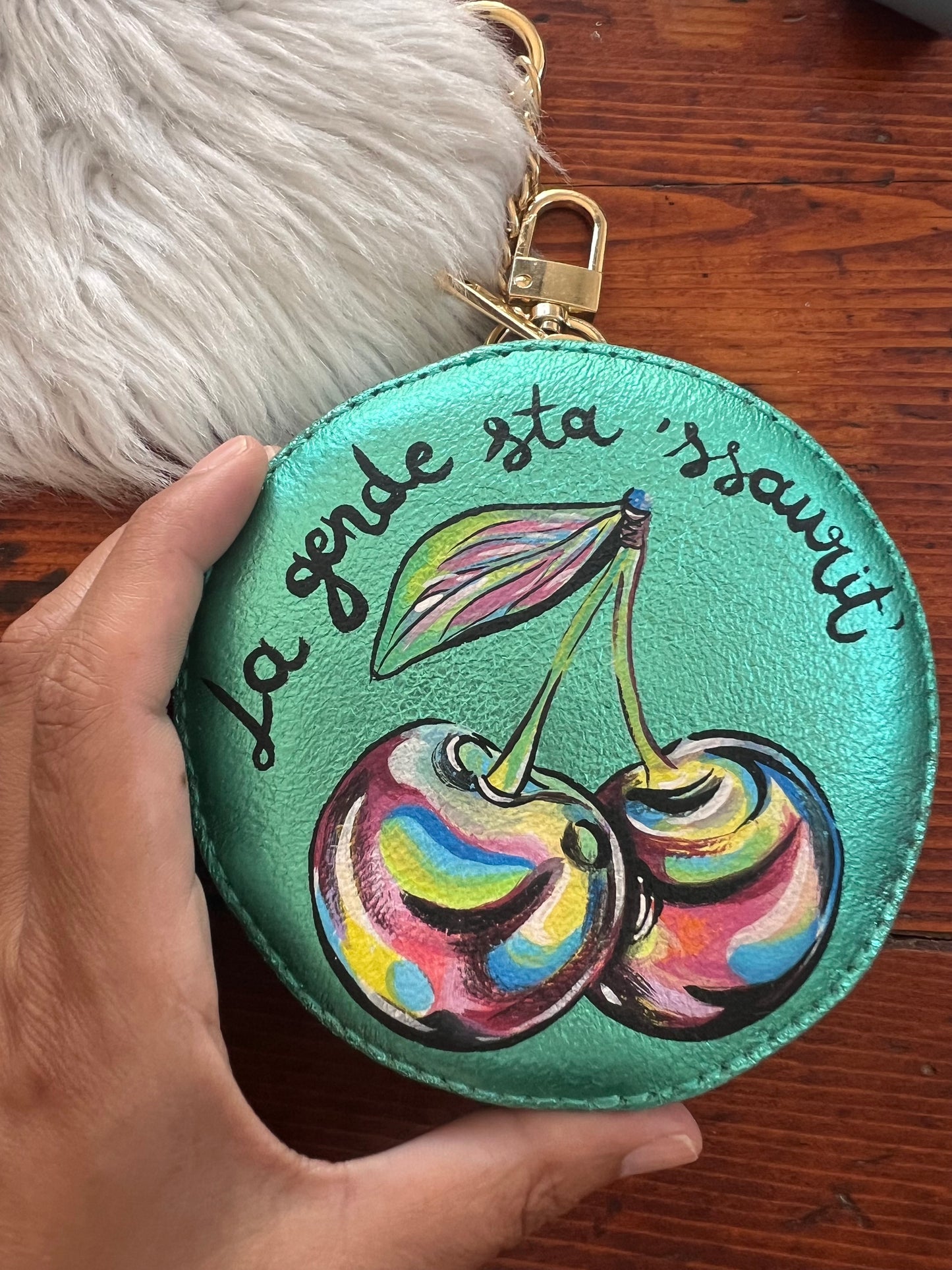 Charm/portamonete in pelle “La gende sta ‘ssaurit’”