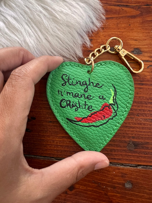 Portachiavi in pelle dipinto a mano “Stinghe in mane…”