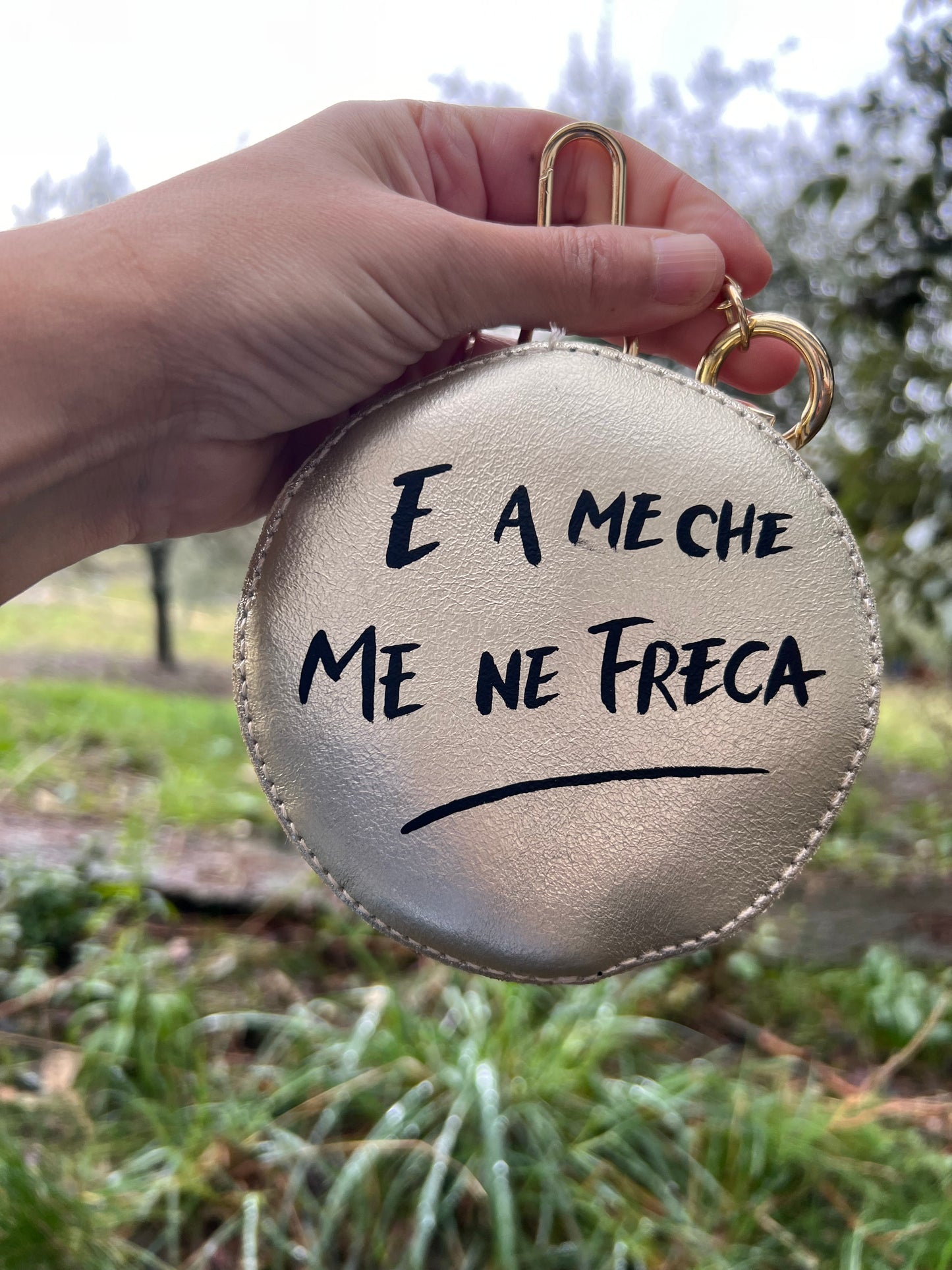 Charm/Portamonete in pelle laminato champagne “E a me che me ne freca”