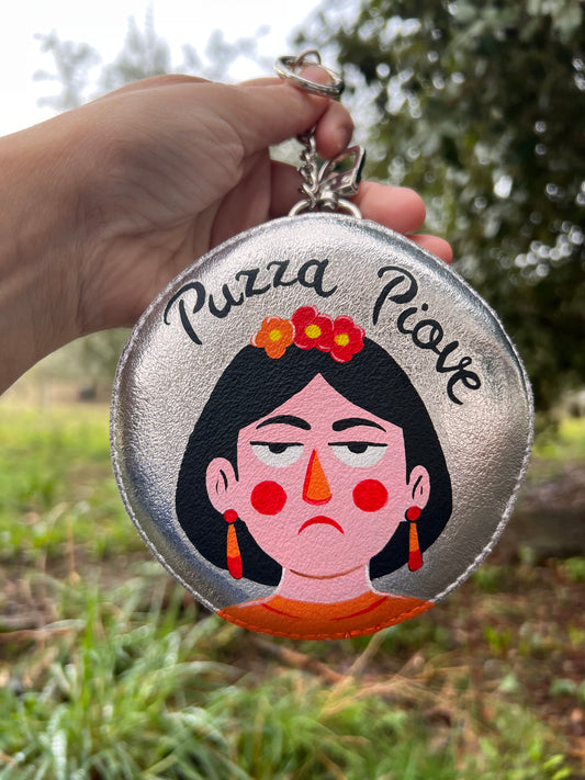 Charm/Portamonete laminato argento “Puzza piove”