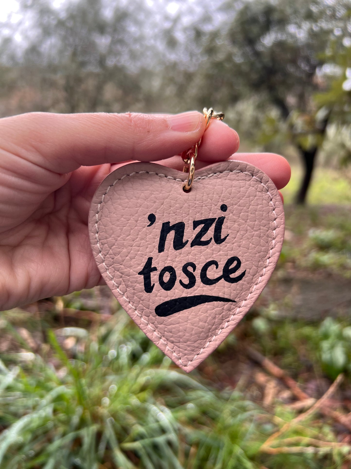 Portachiavi in pelle dipinto a mano “‘Nzi tosce”