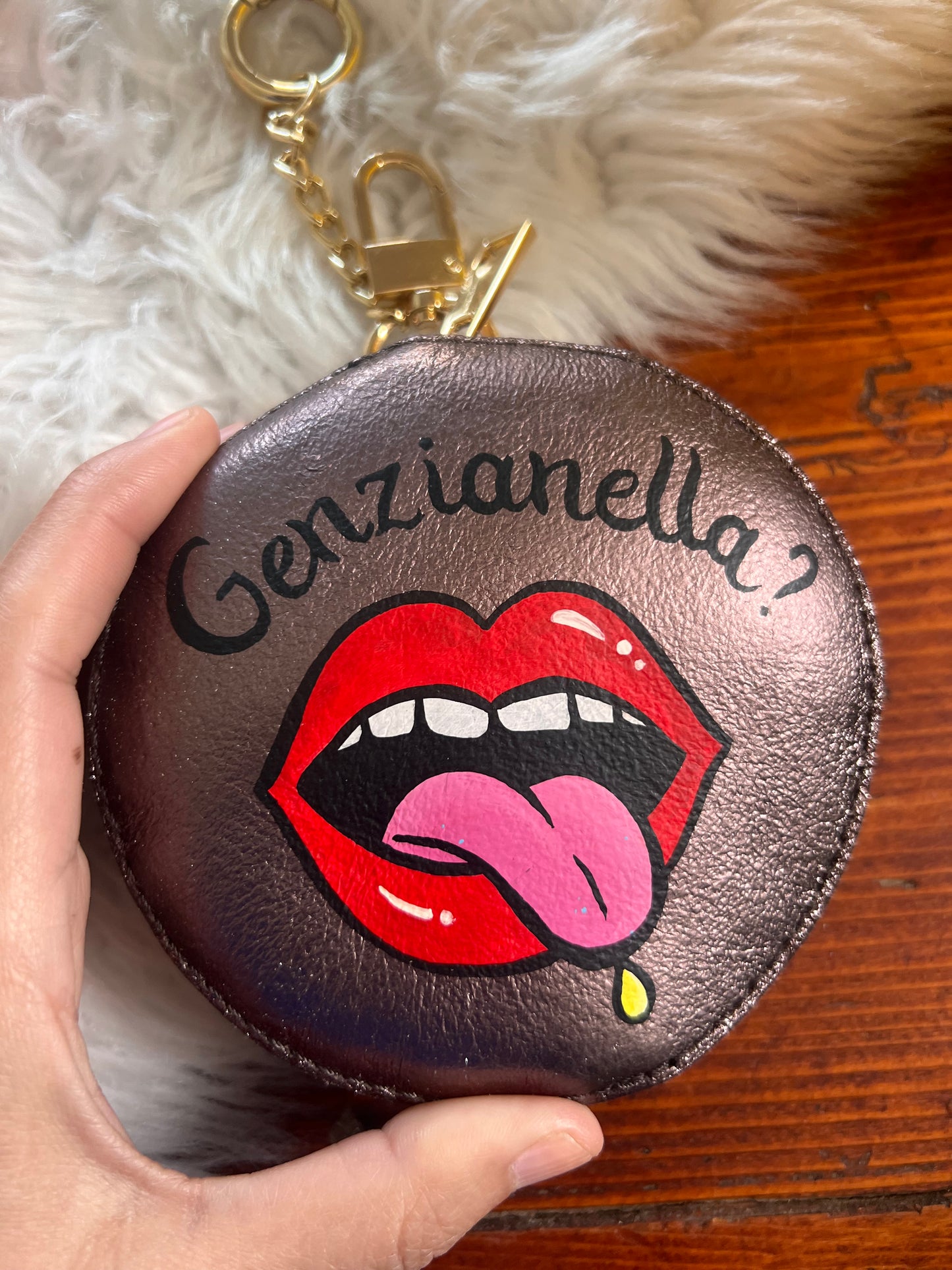 Charm/portamonete in pelle dipinto a mano “Genzianella”