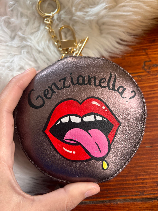 Charm/portamonete in pelle dipinto a mano “Genzianella”