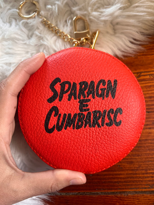 Charm/portamonete in pelle dipinto a mano “Sparagn e Cumbarisc”