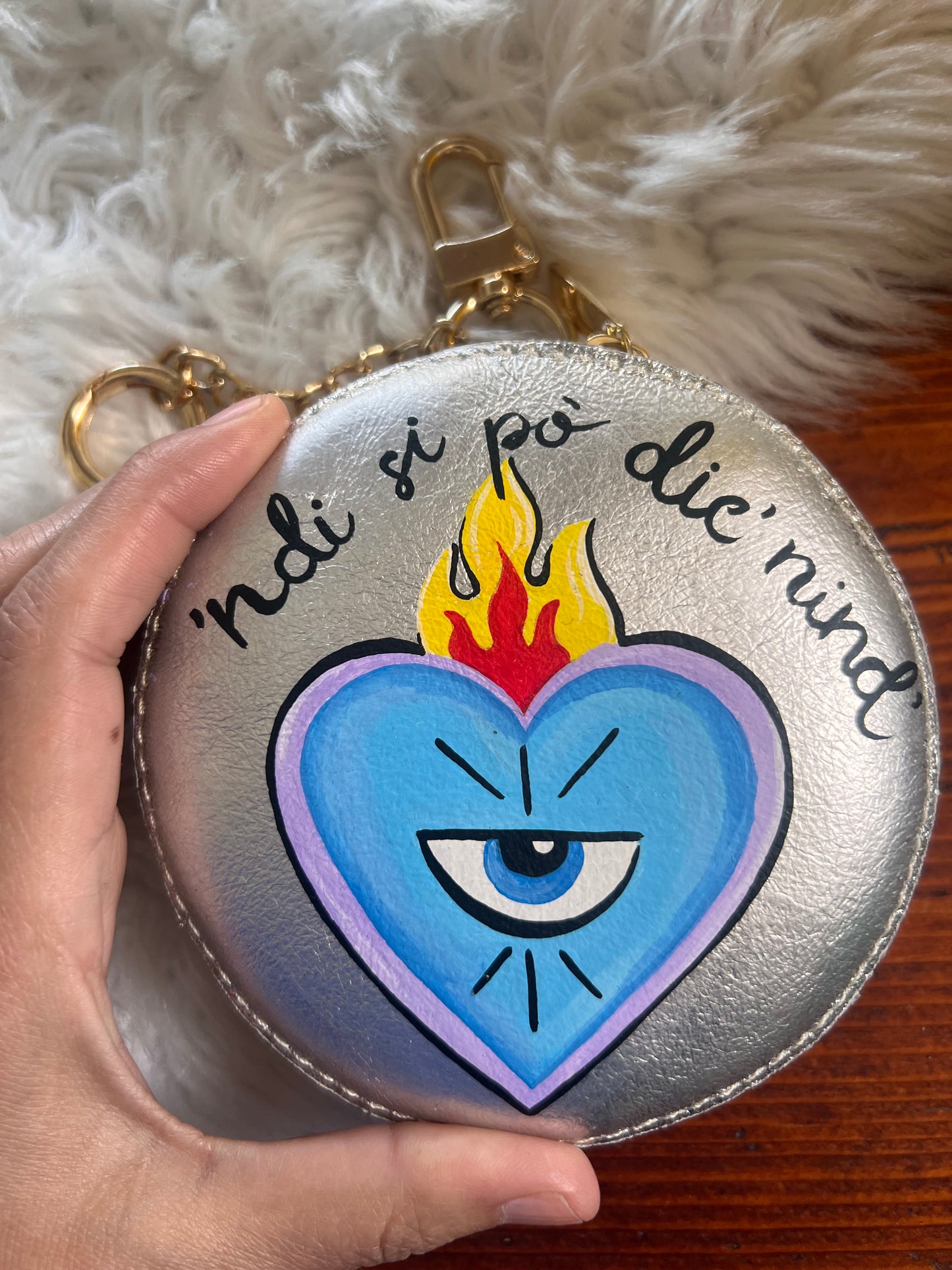 Charm/portamonete in pelle dipinto a mano “‘Ndi si po…”