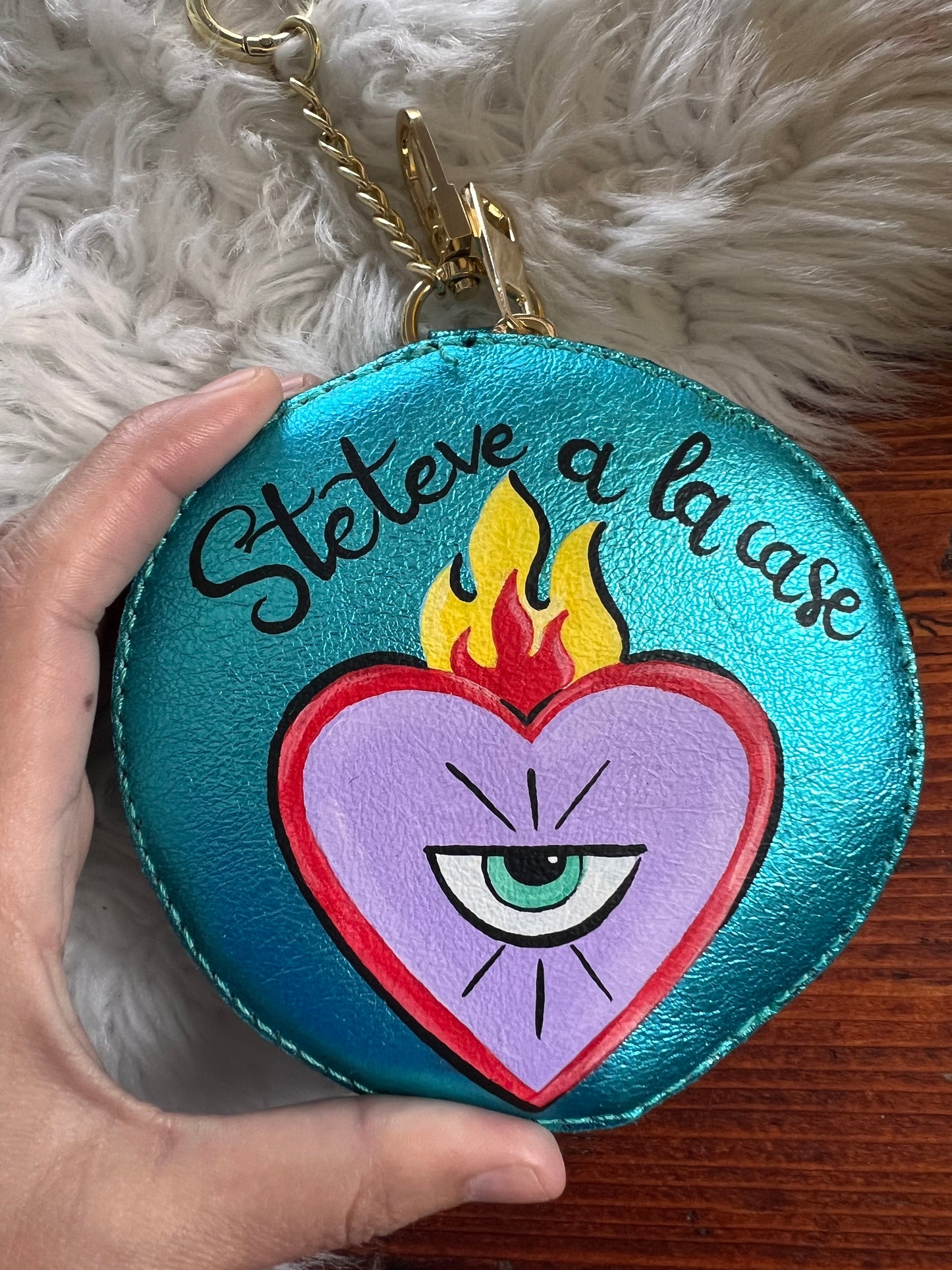 Charm/portamonete in pelle dipinto a mano “Steteve a la case”