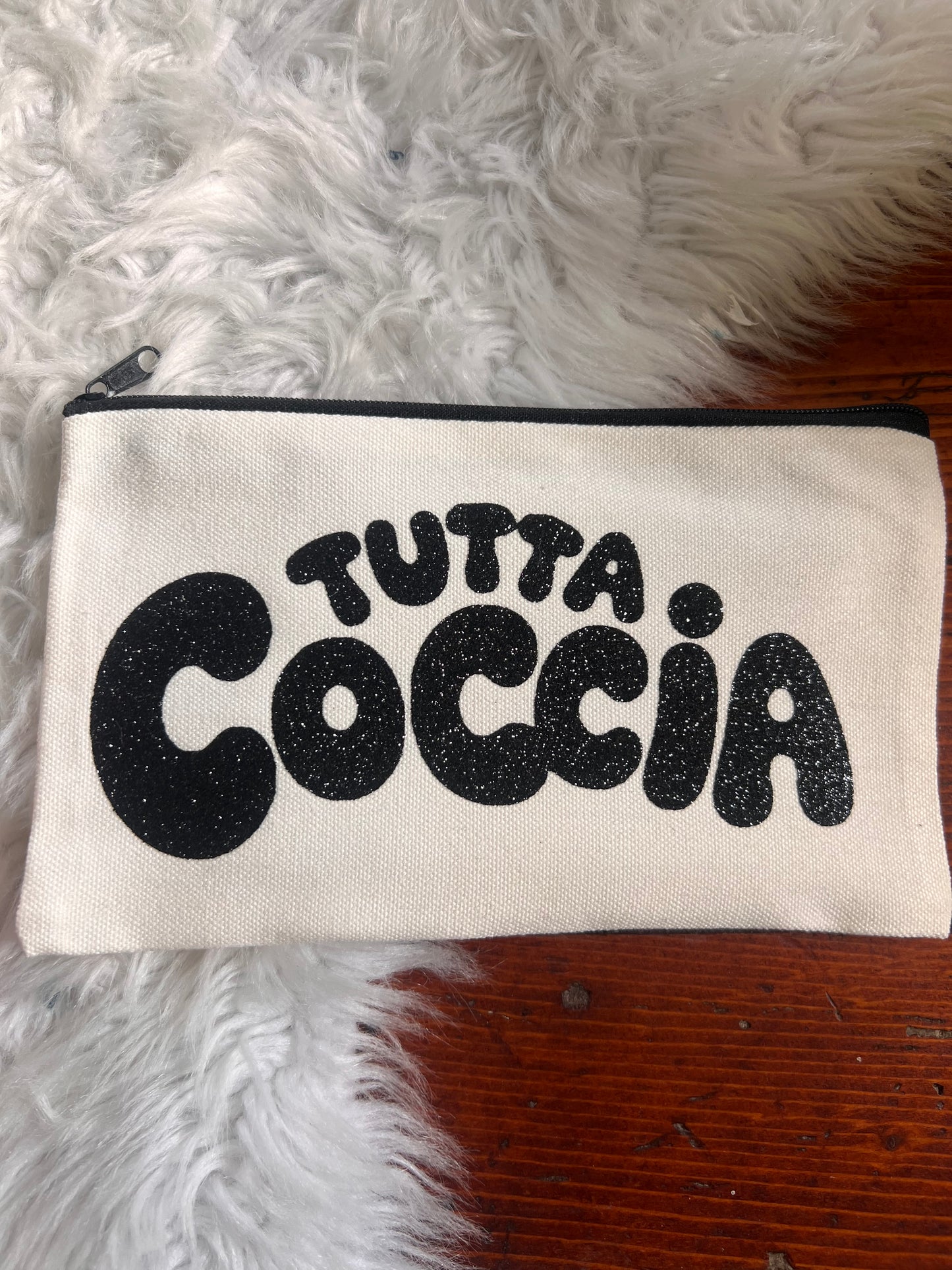Pochette “Tutta Coccia” scritta glitterata nera