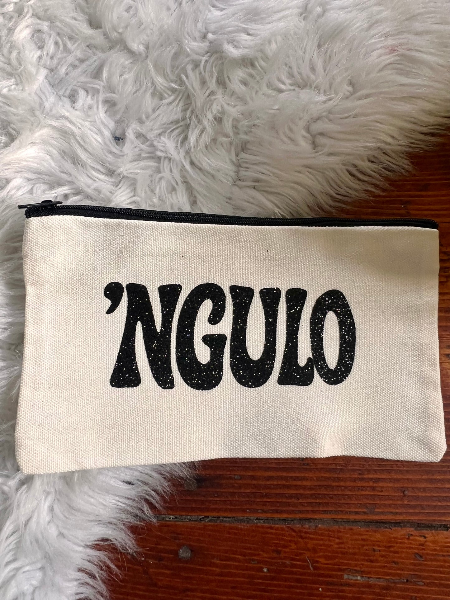 Pochette nera “Ngulo” scritta glitterata nera
