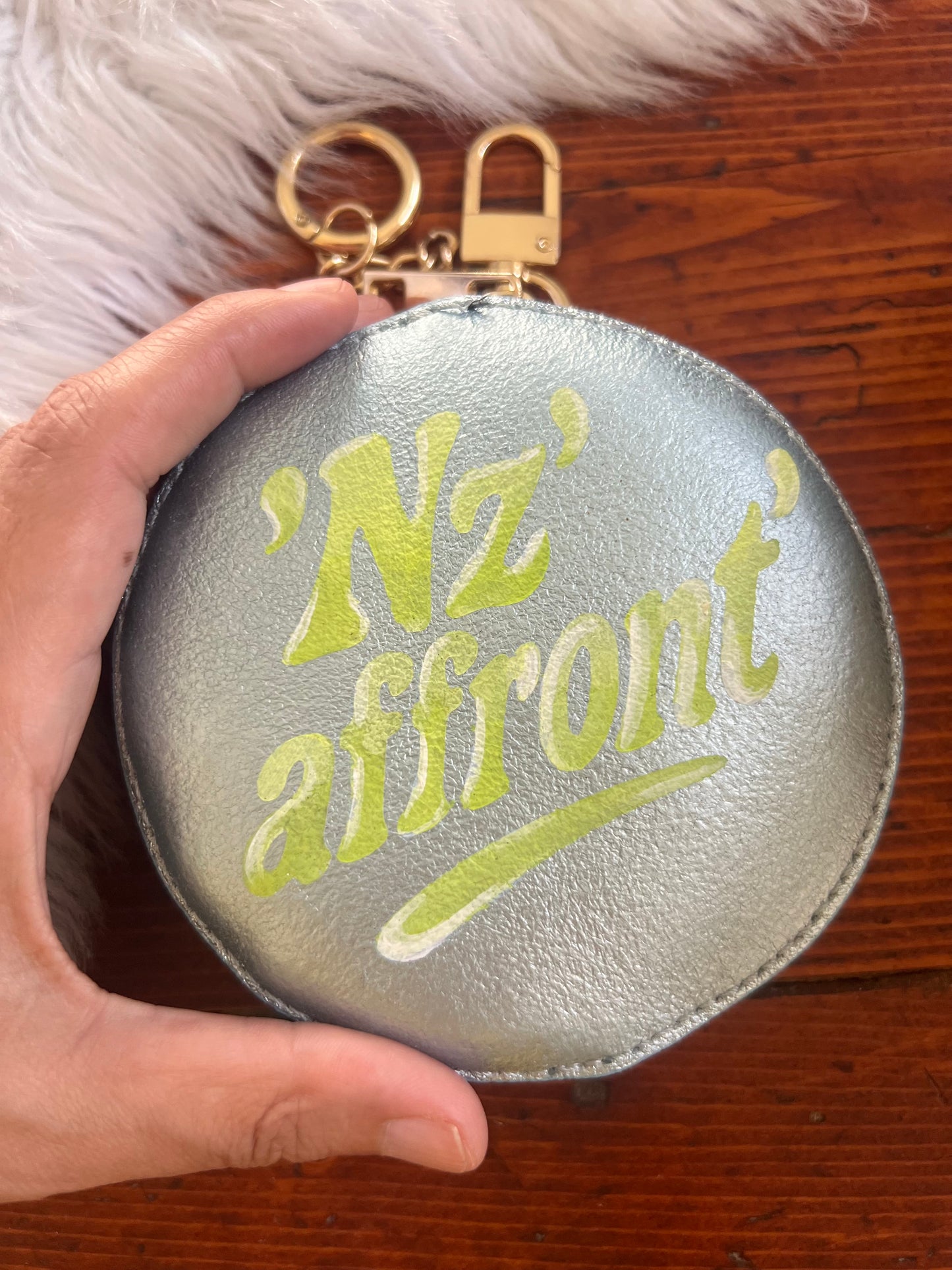 Charm in pelle “‘Nz’ affront’”